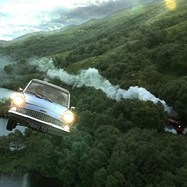 EiProfeta's tweet photo. Años creyendo que los Weasley eran pobres y tenían un Tesla. https://t.co/u2LUUbf0lu