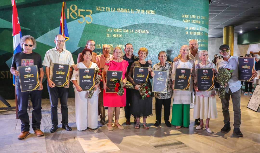 DrRobertoMOjeda's tweet photo. Fue gratificante participar, junto a @DiazCanelB, en el acto de entrega del Premio Maestro de Juventudes, máximo galardón que otorga la @ahsjovenescuba, una asociación que se encamina a su 40 aniversario como vanguardia del arte joven en #Cuba. https://t.co/Y3hfUkTuhp