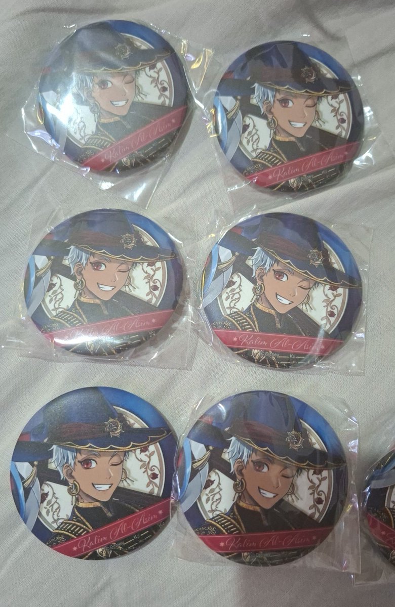 ssung_sol's tweet photo. Meus broches do idia chegaram um pouco diferente https://t.co/4V7EnWAqRV