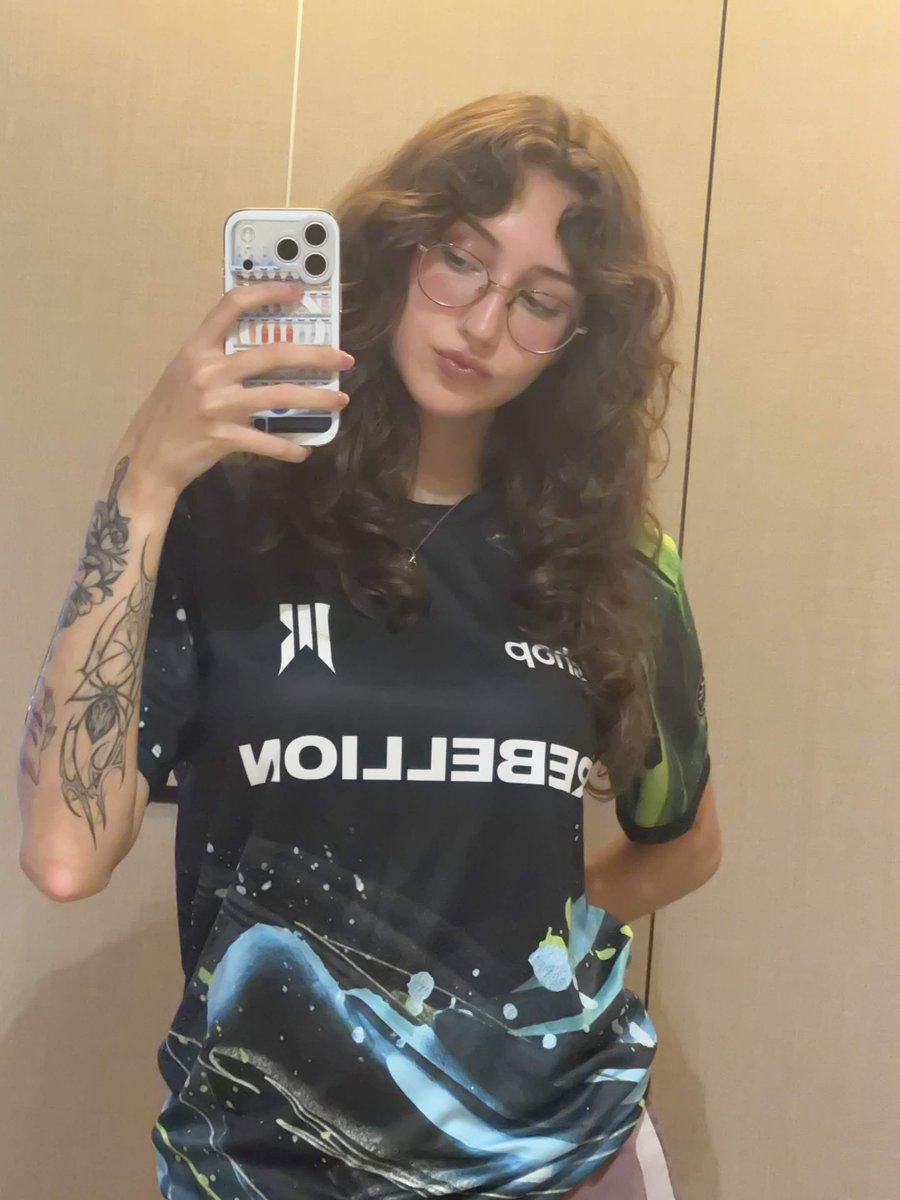 zFiesty's tweet photo. its almost time for SFL and i got this insane care package from @ShopifyRebels !! we dripped out ready for the watchparty🤩tysm Shopify and @Kscottt13 🫶 https://t.co/MHs5QDYxDH