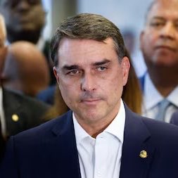 seremosresisten's tweet photo. URGENTE! Desesperado, Flávio Bolsonaro acaba de entrar na Justiça para tentar CENSURAR o ato pela democracia convocado por Caetano Veloso neste domingo (18), em Copacabana. O evento reunirá esquerda e direita e não é um showmício, pois não faz menção ao presidente Lula. Espalhe!! https://t.co/IYcUQT9YJ0