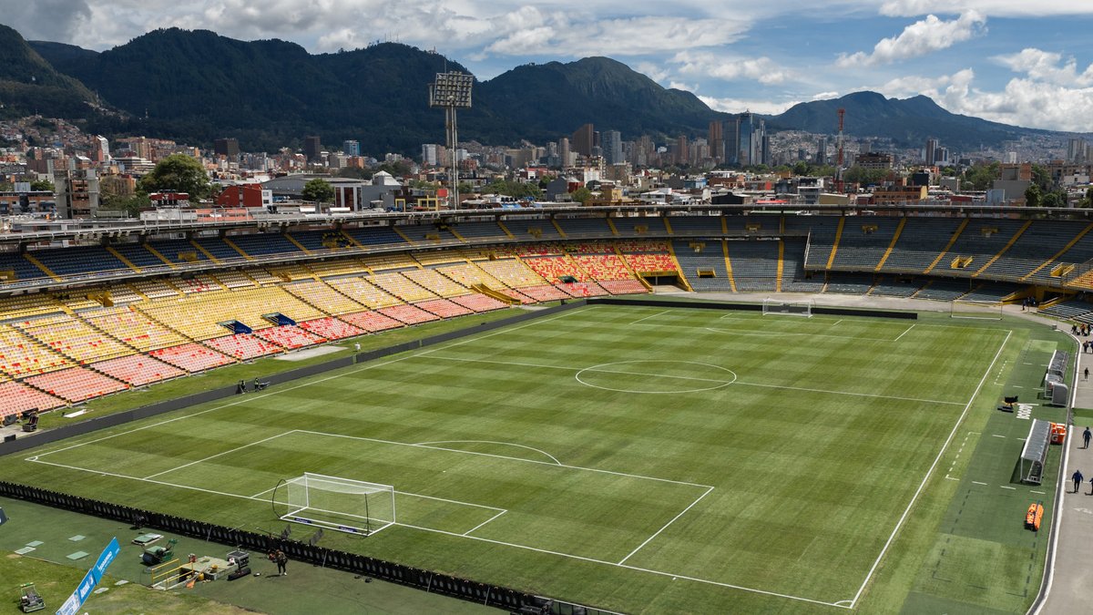 SenciaBogota's tweet photo. REPORTE TÉCNICO DE LA GRAMA | ESTADIO NEMESIO CAMACHO EL CAMPÍN / Sábado 17 de octubre de 2026/ 3:00 pm

Compartimos los resultados de la evaluación técnica del campo de juego, tomando como referencia el Sistema de Calificación de la FIFA para campos de césped natural.

RESULTADOS DE LAS MEDICIONES

✅ Altura del césped: 20 mm
Rango satisfactorio: 15–21,9 mm.

✅ Rodadura del balón: 8,54 m
Rango excelente: 4–10 m.

✅ Resistencia rotacional: 21,8 Nm
Rango satisfactorio: 15–25 Nm.

✅ Infiltración de agua: 130 mm/h
Rango satisfactorio: 40–150 mm/h.

✅ Compactación del terreno: 161,1 psi
Rango satisfactorio: 160–200 psi.

✅ Uniformidad superficial: ≤20 mm
Rango excelente: 0–20 mm.

✅ Humedad promedio del campo: 54,35 %.
