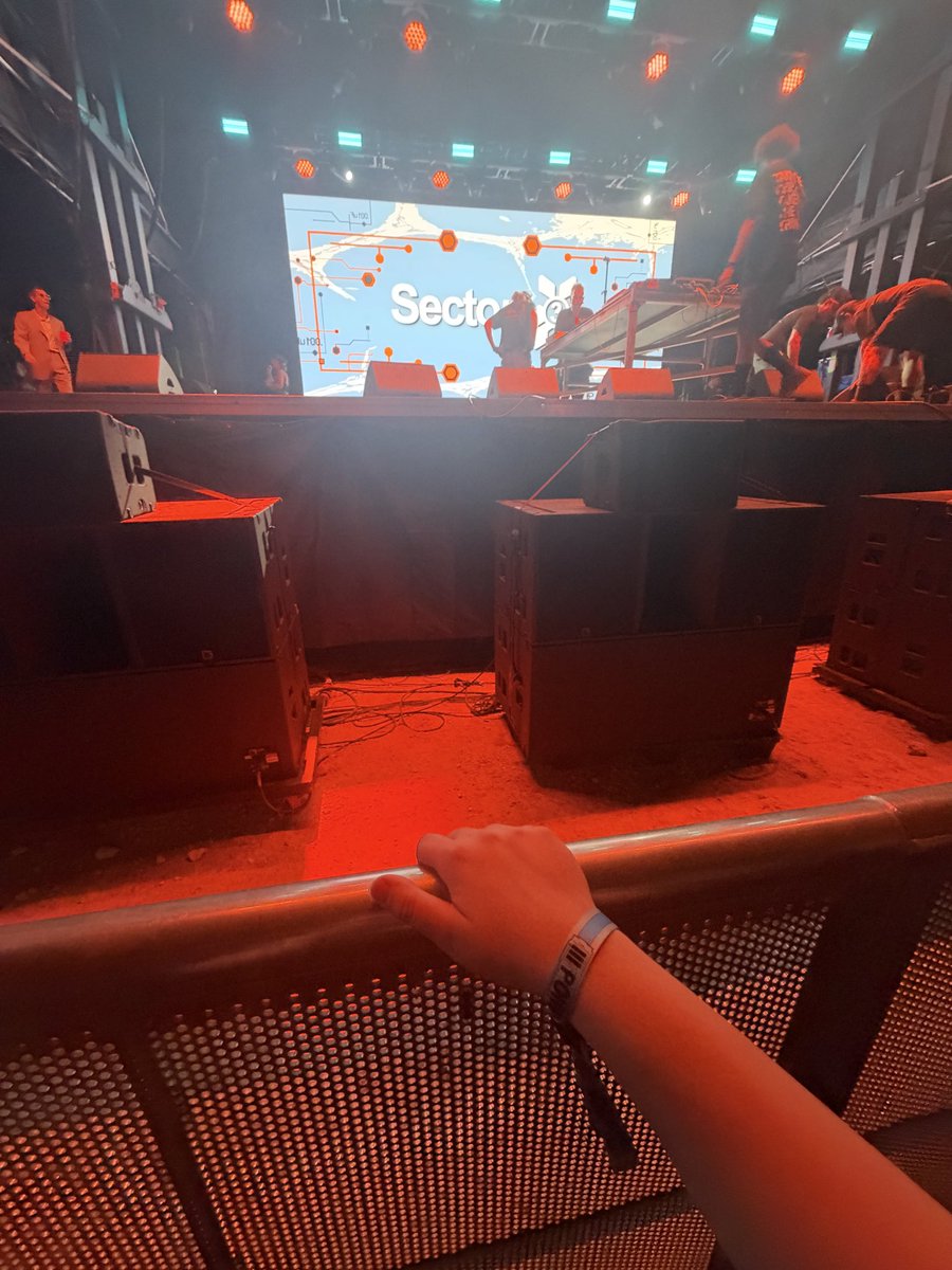 oceanc1ty's tweet photo. barricade warrior https://t.co/ATJ1aGt0Tn