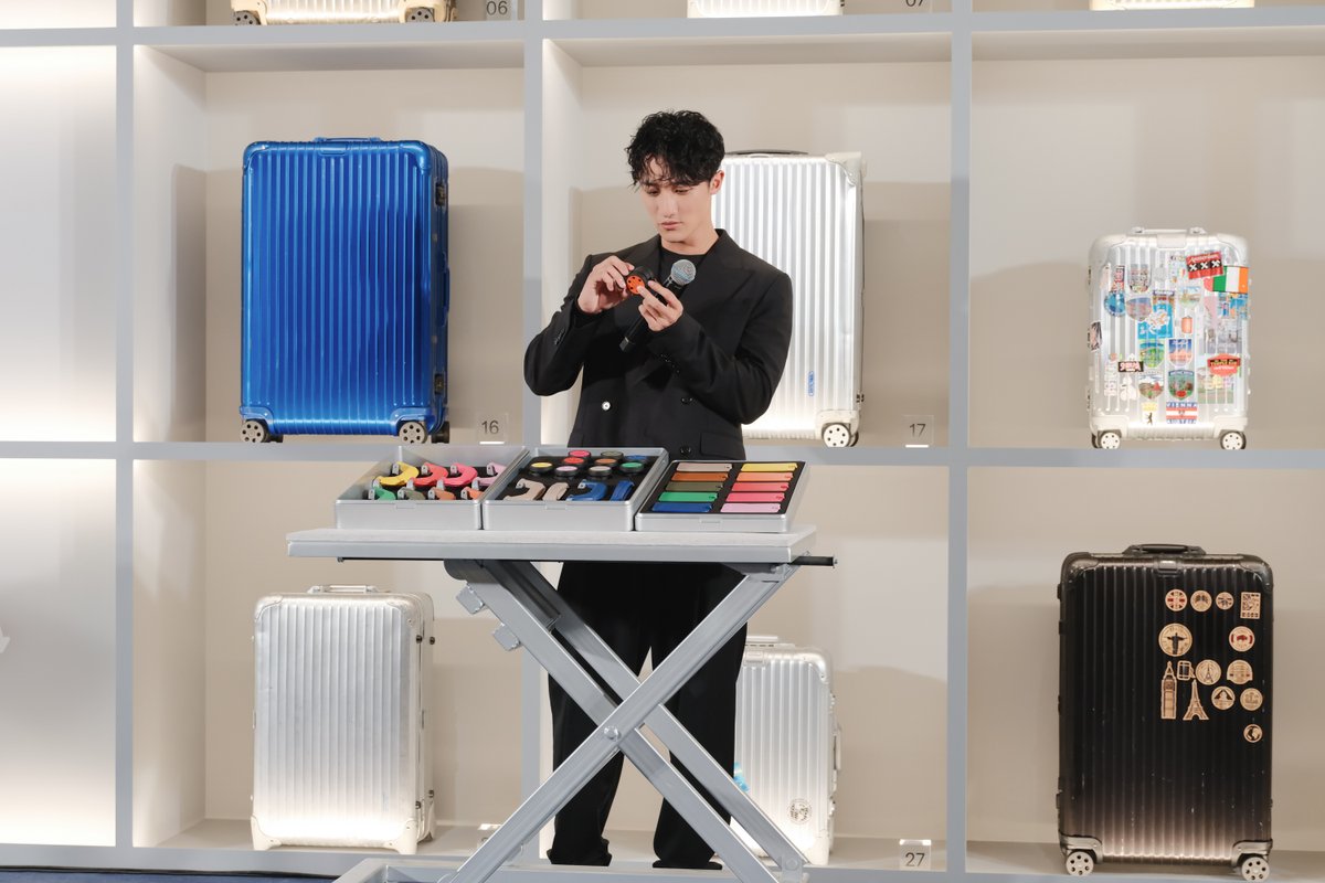 wwschannel's tweet photo. 岩本照、RIMOWAの新サービスを世界初体験！スーツケースのカスタマイズに「遠くから見ても可愛い」

▼記事・写真の詳細はこちら
https://t.co/ab57gXaLJg

#岩本照 #SnowMan #RIMOWA 
@SN__20200122  @RIMOWA https://t.co/MPxz41nibz