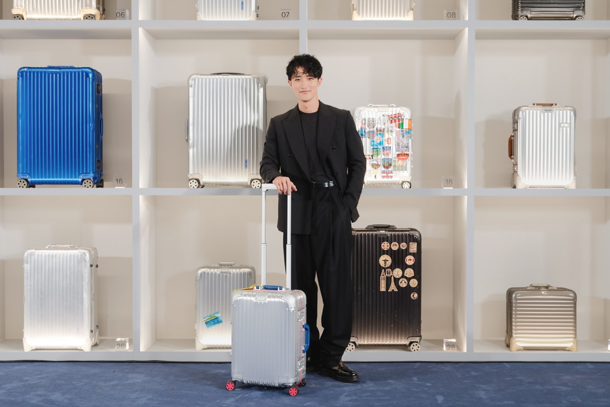 wwschannel's tweet photo. 岩本照、RIMOWAの新サービスを世界初体験！スーツケースのカスタマイズに「遠くから見ても可愛い」

▼記事・写真の詳細はこちら
https://t.co/ab57gXaLJg

#岩本照 #SnowMan #RIMOWA 
@SN__20200122  @RIMOWA https://t.co/MPxz41nibz