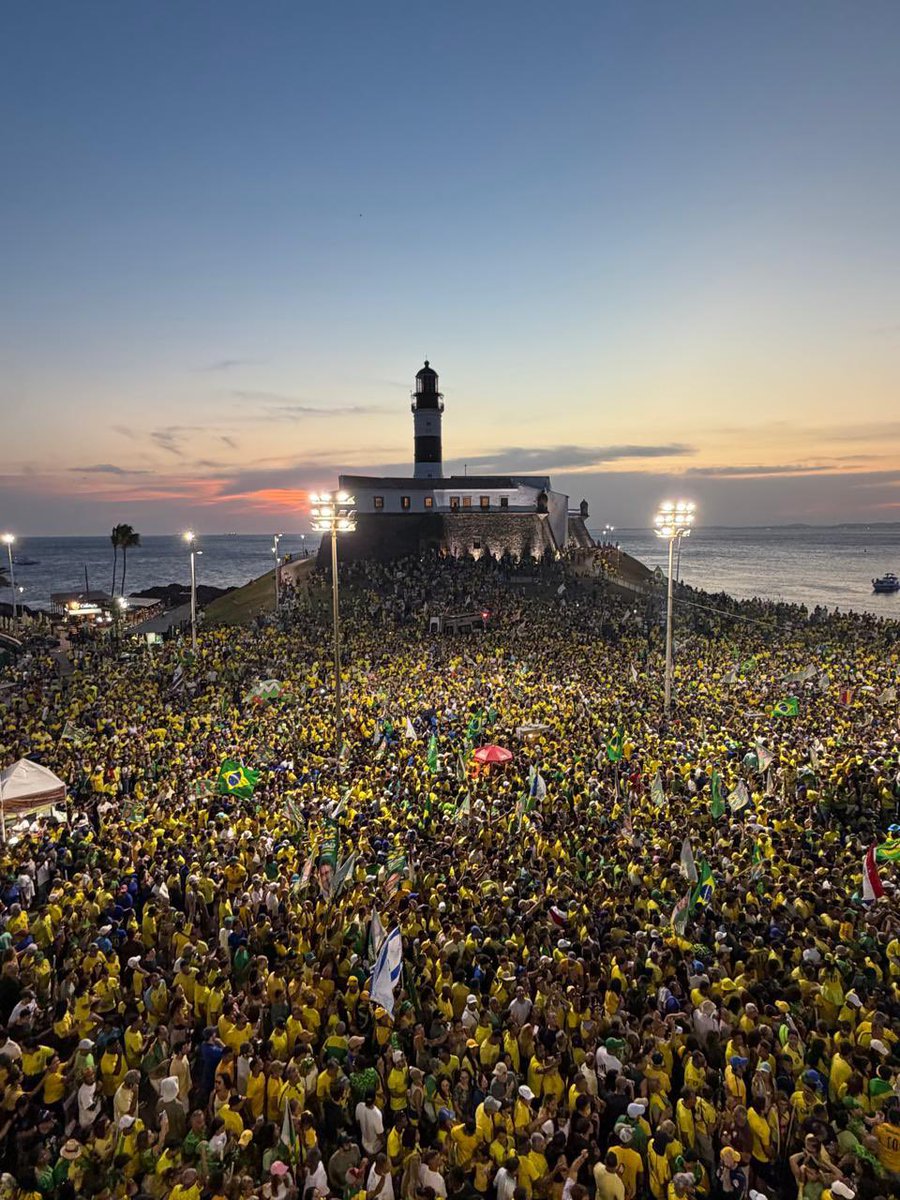 Leobonavides's tweet photo. Bagulho absurdo irmão….

Nem a galera da direita e esquerda esperava tanta gente em salvador… 

SINISTRO. https://t.co/nCpnGsWw6k