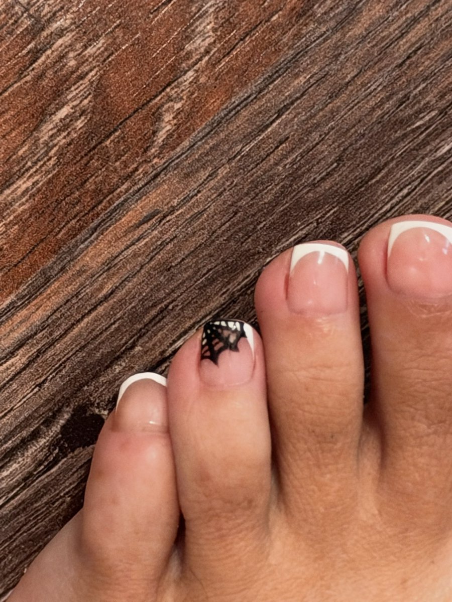 Kingchelseya's tweet photo. minimal halloween nail design, i love!!! https://t.co/jGFDR99qQP