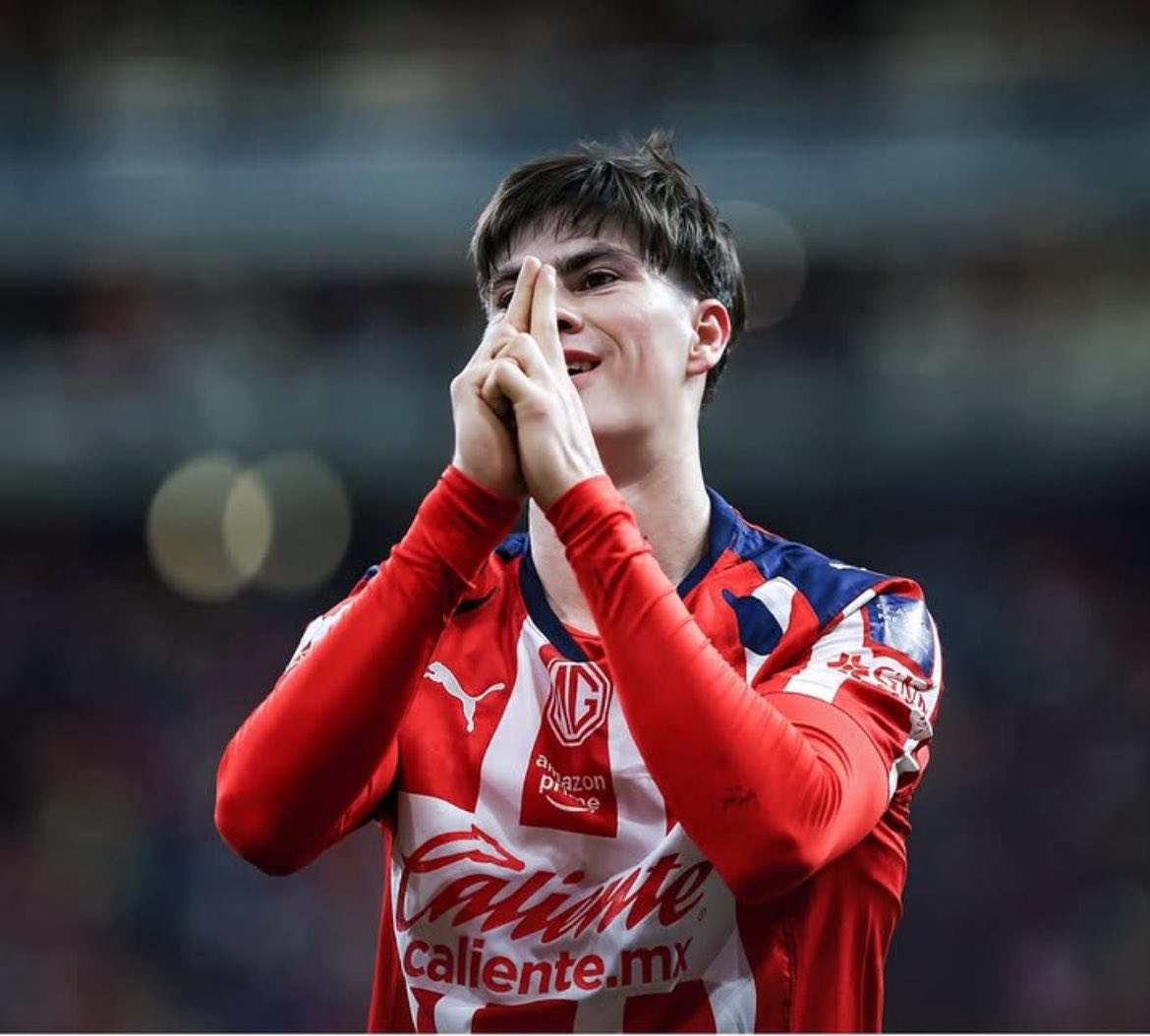 poetschiv's tweet photo. creo que nunca había visto estas fotos con TANTA calidad, armando te extraño en chivas regresa valeriaaaa regresaaa https://t.co/oK0HtjUIug