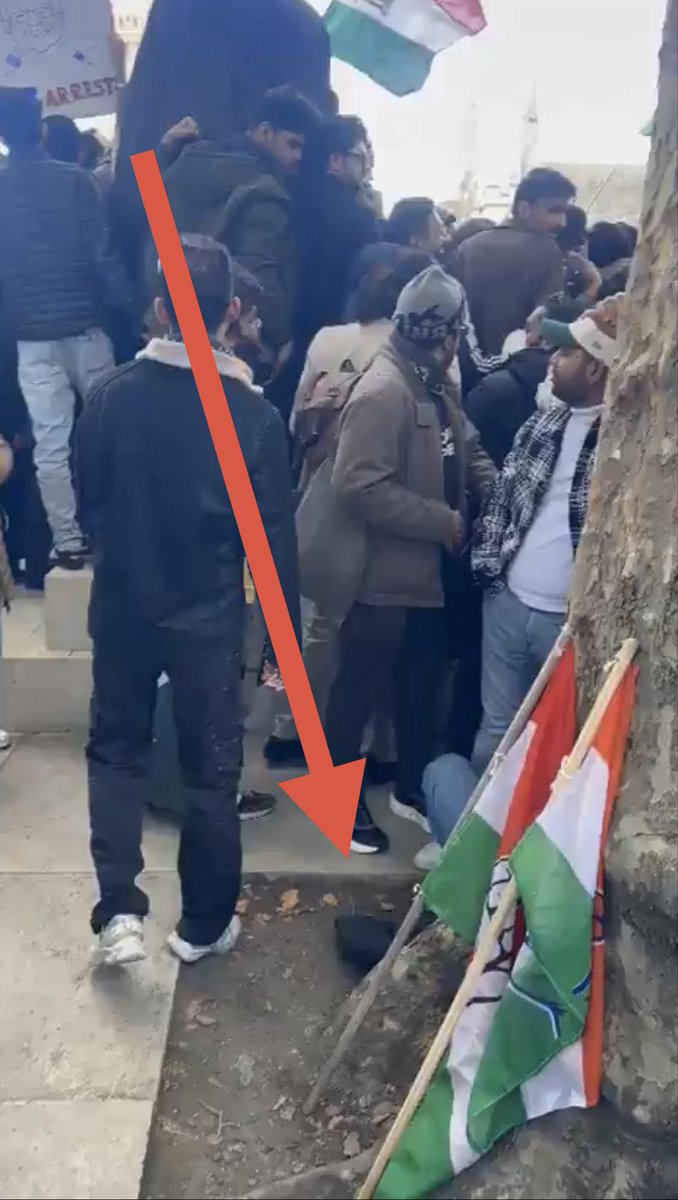 Iyervval's tweet photo. Surprised to see this at the Dhruv Rathee London protest? The “flag” of Pakistan Occupied Kashmir. Why would any Indian wave this? While Indian flags are kept like rubbish on the ground? Unless you’re Pakistani or Pakistani funded &amp; aided. https://t.co/elPwA4VAFD