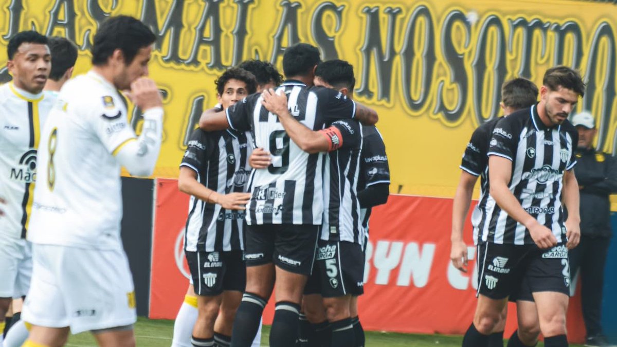 malacandia's tweet photo. For Ever se salvó del descenso. Bien por la dirigencia, que puso el escudo por delante de todo, dejó de lado las peleas con Cravero y fue a buscar al DT que tiene un aura en el "Negro" y le sale todo bien. Tremenda remontada. Y bien también por la recuperación de los jugadores. https://t.co/Q09oi4dop2