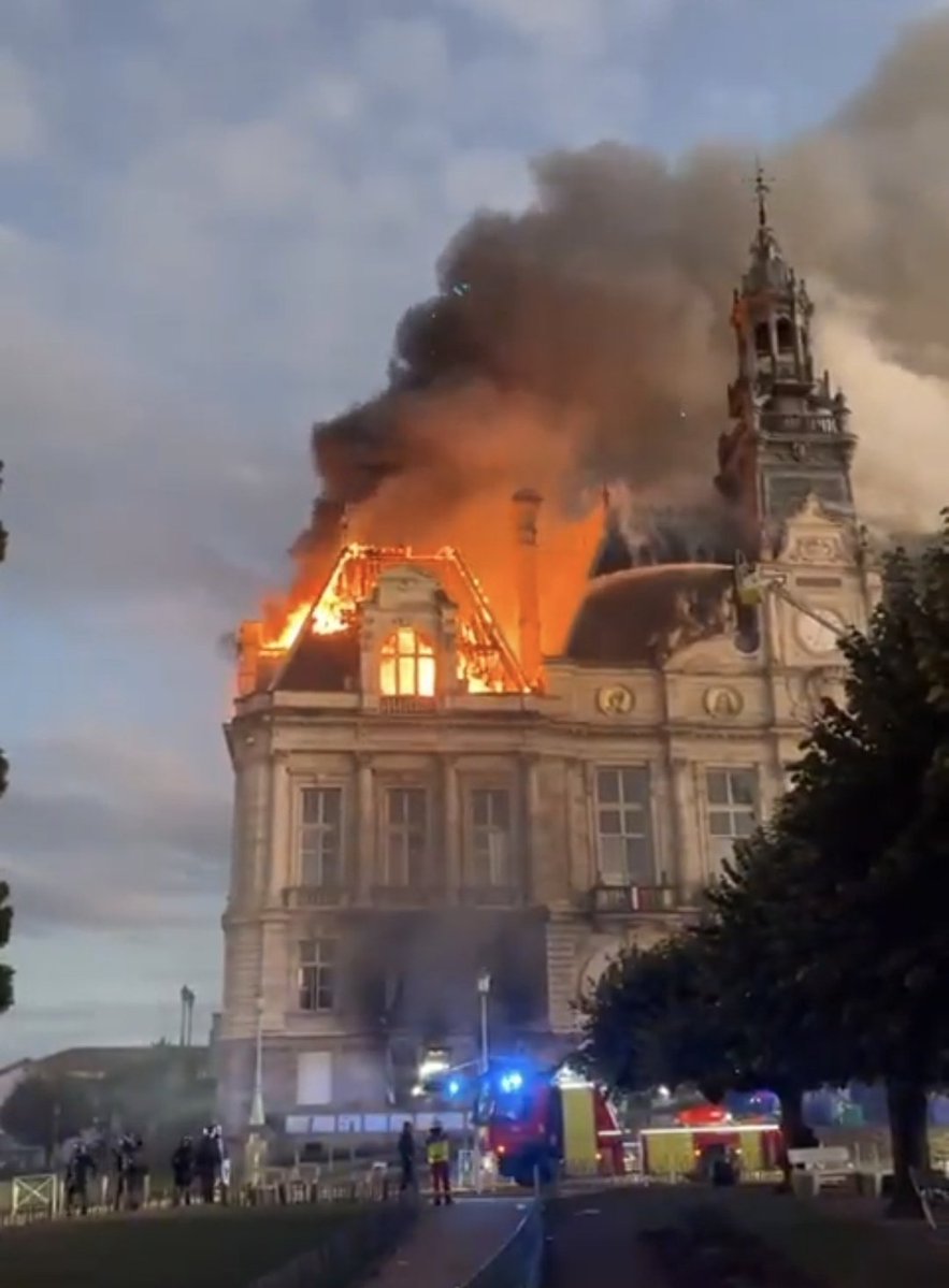Pharmandre's tweet photo. @Lucas_rolon_32 @pixieshiv @NicolasdelCano No entendo por que no ganamos elecciones 

"Pelear por derechos no es terrorismo" https://t.co/1O9wn3YdCC