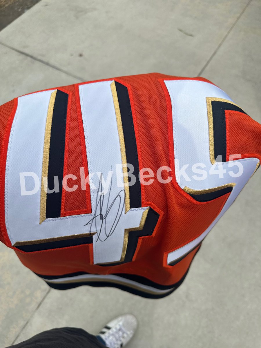 DuckyBecks45's tweet photo. i was able to take a picture with beckett and get his signature today! i was too nervous to talk to him so all i said was “can you sign this and can i get a photo? 🥺” he was so nice even though this was such a limited interaction 🧡 https://t.co/c9kmzU24rg