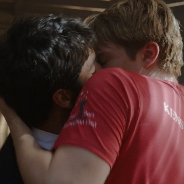 songofgalitzine's tweet photo. they still call it the buzziest kiss of all time https://t.co/xY85LagV0M