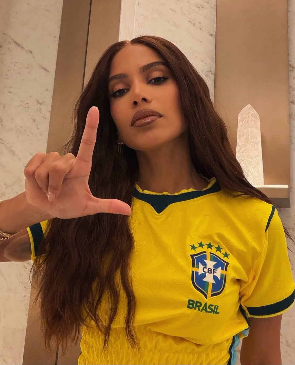 centralreality's tweet photo. 🚨GRANDONA! Anitta em nova foto declarando apoio a Lula nas eleições de 2026. https://t.co/f2BZbfDwnH