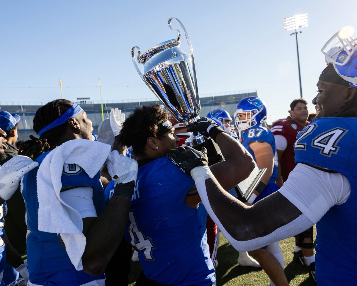 UBuffaloFB's tweet photo. 𝐓𝐇𝐄 𝐂𝐔𝐏 𝐒𝐓𝐀𝐘𝐒 𝐇𝐎𝐌𝐄 🏆

#UBhornsUP🤘| #BullMarket📈 https://t.co/C77c4sJ1dk