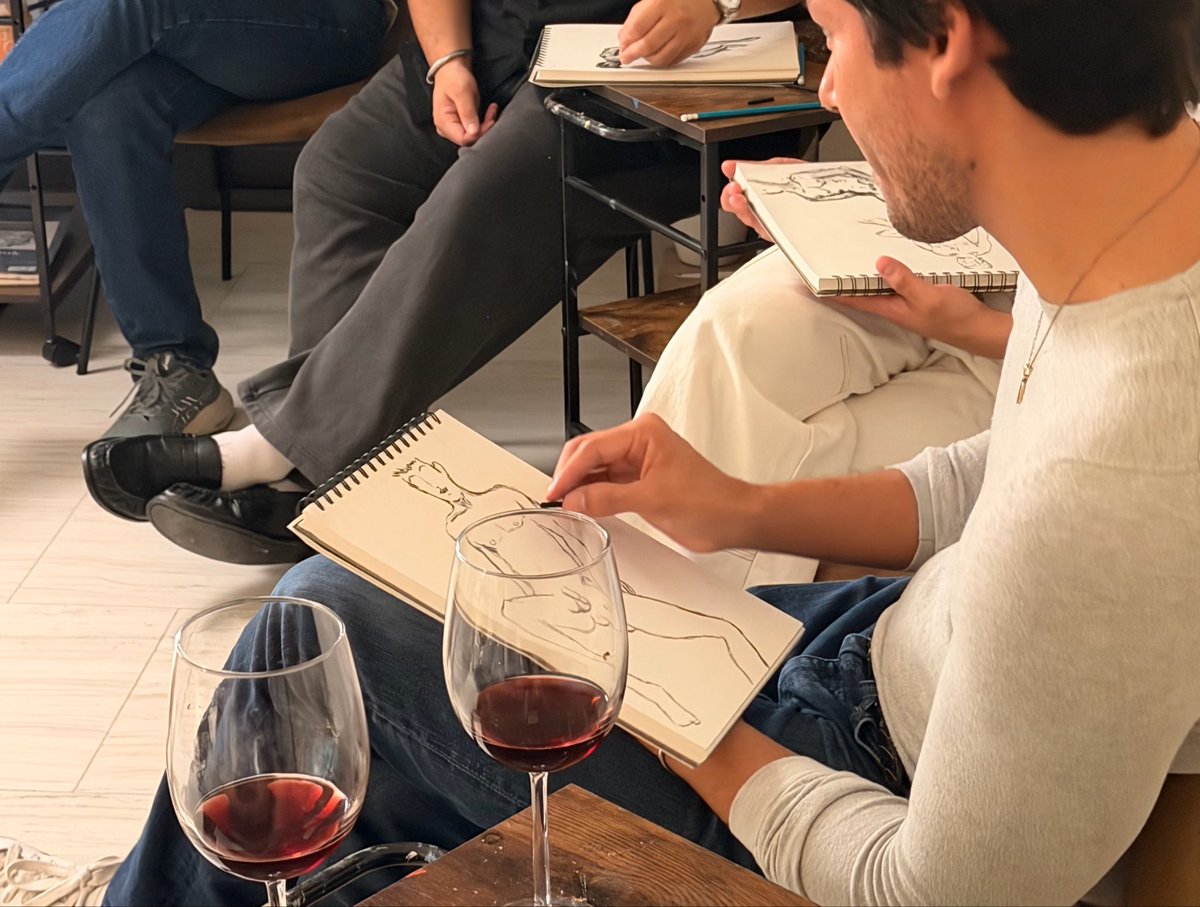 Arnulfis00's tweet photo. Que bien la pasamos en la clase de figura humana 👨‍🎨🎵🍷🏳️‍🌈

#comunidadgay #artegay #GayBoys #monterreygay #mty #dibujodesnudo #artedesnudo #figurahumana #gaymty #artgay https://t.co/NgwS9uf9Yh