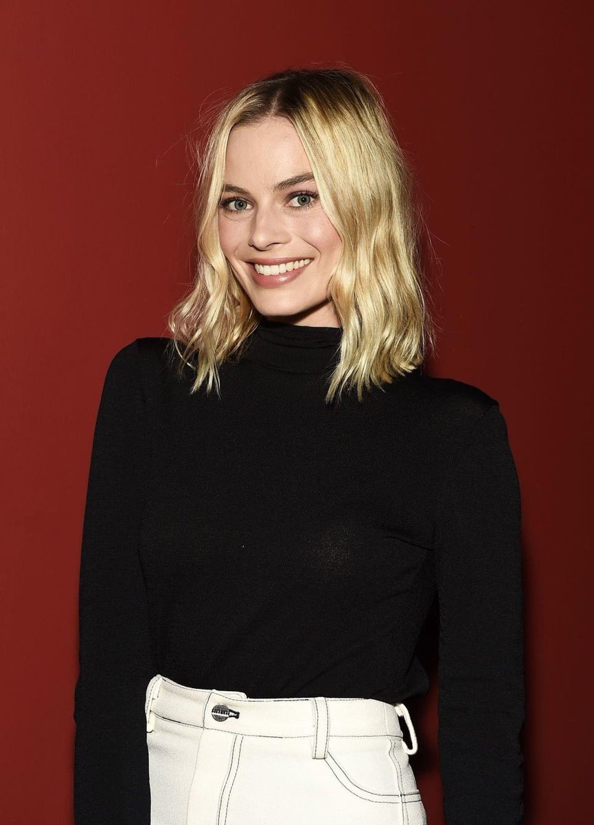 MargotRMedia's tweet photo. Margot Robbie at the I, Tonya Premiere Los Angeles (2017) https://t.co/sX2fNU9kM0