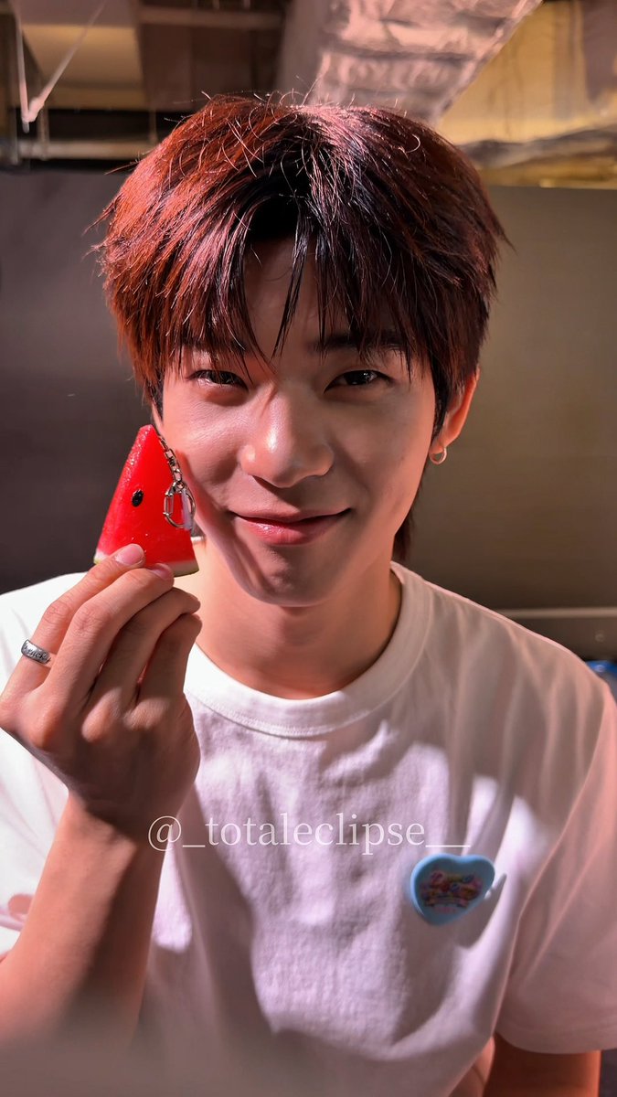 acphotons's tweet photo. 🌟: this is for you? *gave him watermelon* 
🐶: this is for me 
🌟: red or green
🐶: oh red or green nooooo im greenn🥺
🌟: jai fighting(?)
🐶: (im) nong duanggg~
🐶: *pointing to the green part* this is duang
🐶: *pointing at red* jai 😭💔

teeeeee 😭😭😭
 https://t.co/i3onTk8JqS