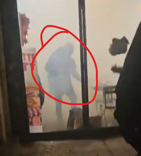 c_harl_o's tweet photo. voici donc vos techniques morales… gazer un Burger King remplis de client. C’est littéralement une tentative de meurtre   (Les gens on du se mettre à casser les vitres pour laisser les gens pris aux piège sortir)
@Interieur_Gouv @PoliceNationale https://t.co/FERp6j7lR7