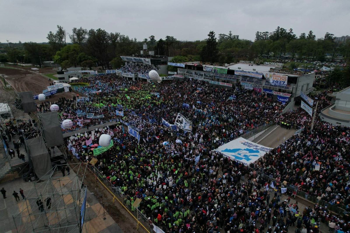 OsvaldoJaldo's tweet photo. Tucumán | Más de 50 mil personas colmaron el Hipódromo para abrazar nuestra historia y renovar el compromiso con el pueblo en este 81° aniversario del Día de la Lealtad. Gracias, de corazón, a cada compañero y compañera que llegó desde distintos rincones de la provincia. Ese acompañamiento nos emociona y nos compromete a seguir trabajando por cada familia tucumana.
