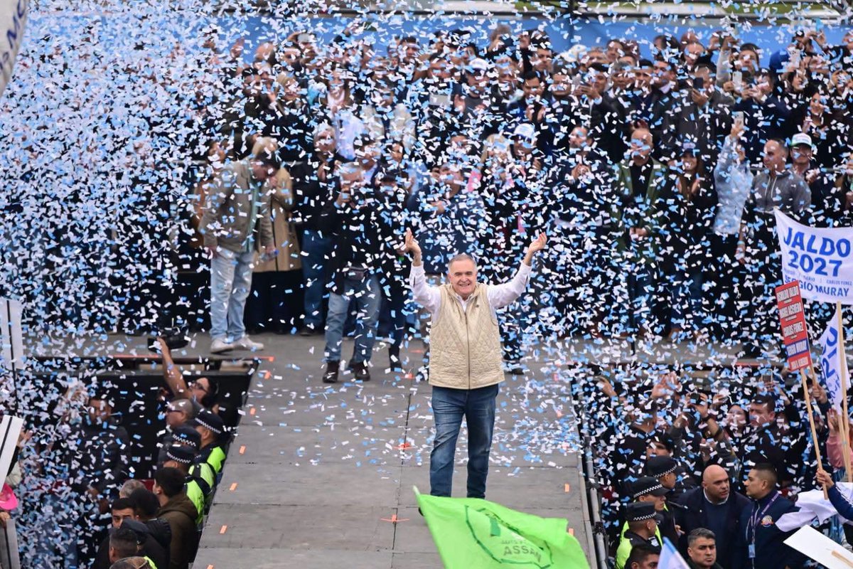 OsvaldoJaldo's tweet photo. Tucumán | Más de 50 mil personas colmaron el Hipódromo para abrazar nuestra historia y renovar el compromiso con el pueblo en este 81° aniversario del Día de la Lealtad. Gracias, de corazón, a cada compañero y compañera que llegó desde distintos rincones de la provincia. Ese acompañamiento nos emociona y nos compromete a seguir trabajando por cada familia tucumana.