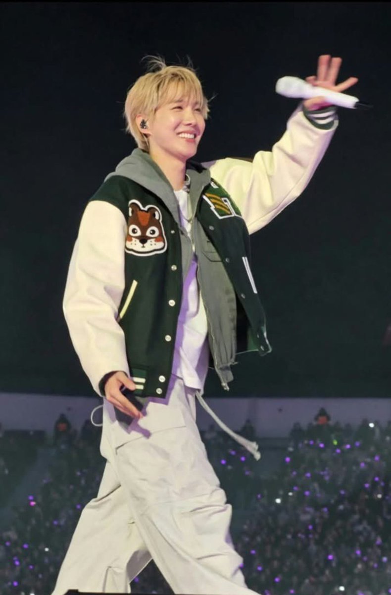 justme328's tweet photo. The sun ☀️ 

STAGE MASTER J-HOPE IN CHILE
#BTS_ARIRANG_WORLDTOUR_SANTIAGO 
#JHOPE_WORLDTOUR_ARIRANG 
#jhope #제이홉 #BTS https://t.co/JK6SE36pNa