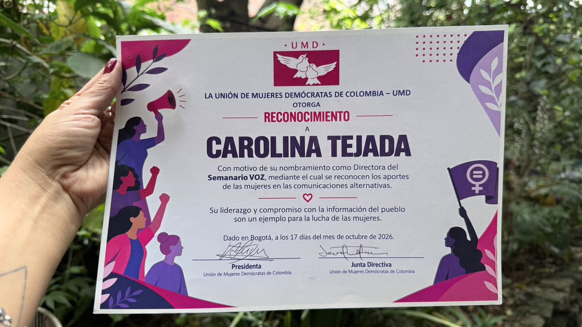 SemanarioVOZ's tweet photo. 💜✊ La Unión de Mujeres Demócratas de Colombia (UMD) otorgó un reconocimiento a nuestra directora, Carolina Tejada, por su nombramiento al frente del Semanario VOZ y por los aportes de las mujeres a las comunicaciones alternativas.

“Su liderazgo y compromiso con la información del pueblo son un ejemplo de la lucha de las mujeres”.