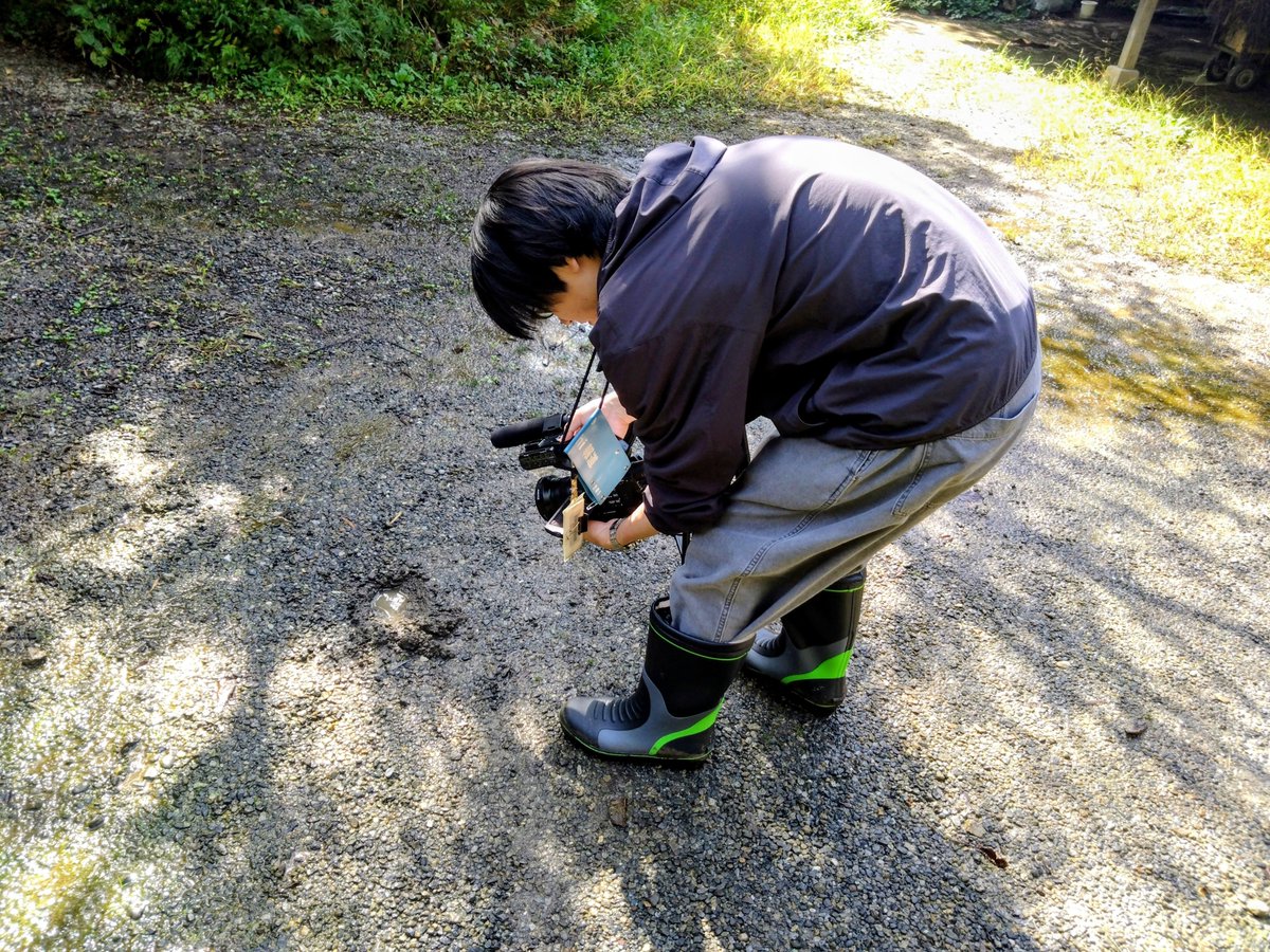 kazumihisyazaki's tweet photo. 昨日、長雨の影響について、テレビ朝日「有働Times」さんの取材を受けました。
緊張せずに話せる雰囲気にしていただいて、ありがたかったです。
写真は、庭に穴に掘ってみて、水がたまる様子を撮影している番組ディレクターさん。
今日10月18日の番組内で、放送される予定です。 https://t.co/MbFjThkvH8