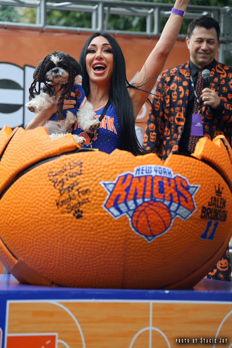 evgrieve's tweet photo. The @nyknicks win again at the 36th annual Tompkins Square Halloween Dog Parade today. 📷 @Joy_of_photos https://t.co/CVMrStmFUq