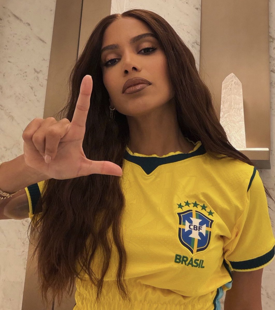 TrackAnitta's tweet photo. 🚨 PERFEITA! A Anitta fazendo o L via Instagram com a camiseta do Brasil. 🇧🇷 https://t.co/uxMQ05Ml97