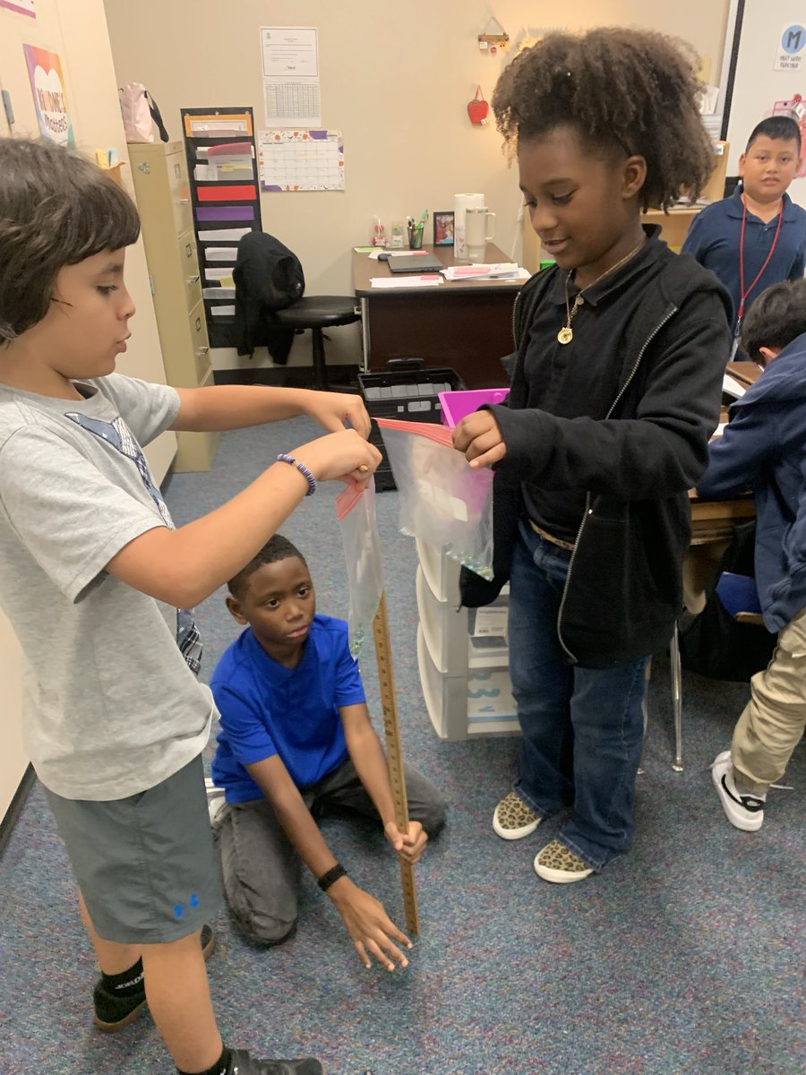 MsWu_'s tweet photo. 3rd grade investigating the relationship between gravity and objects.@AliefScience #AliefProud#PirateProud#WeAreAlief https://t.co/t4S9sy2Xc7