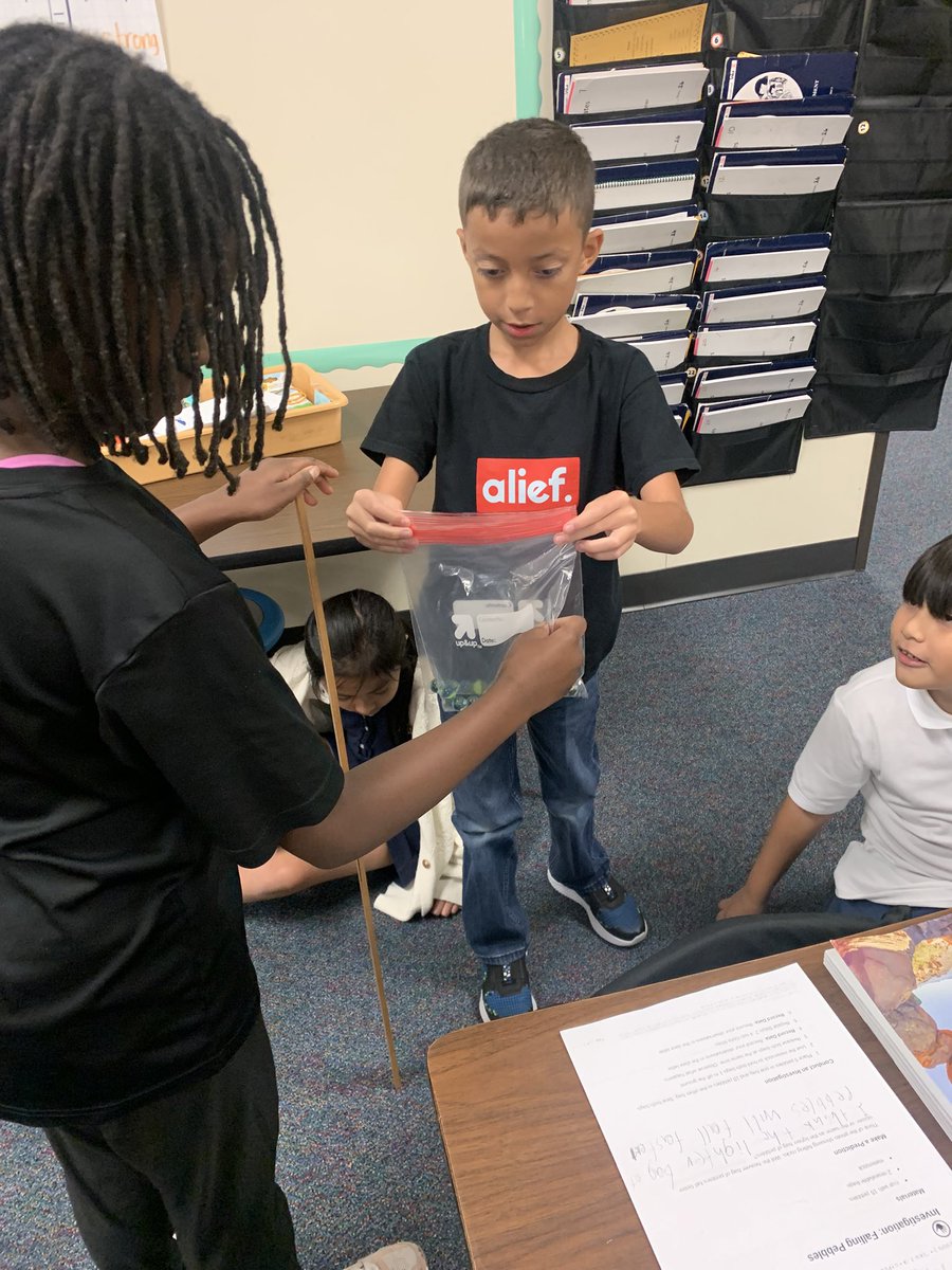 MsWu_'s tweet photo. 3rd grade investigating the relationship between gravity and objects.@AliefScience #AliefProud#PirateProud#WeAreAlief https://t.co/t4S9sy2Xc7