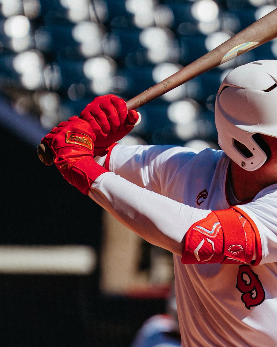 ShowBBA's tweet photo. Shoutout to @FranklinSports for supplying the Red Sox Scout Team with their elite new BG’s https://t.co/9dZNIQYgNO