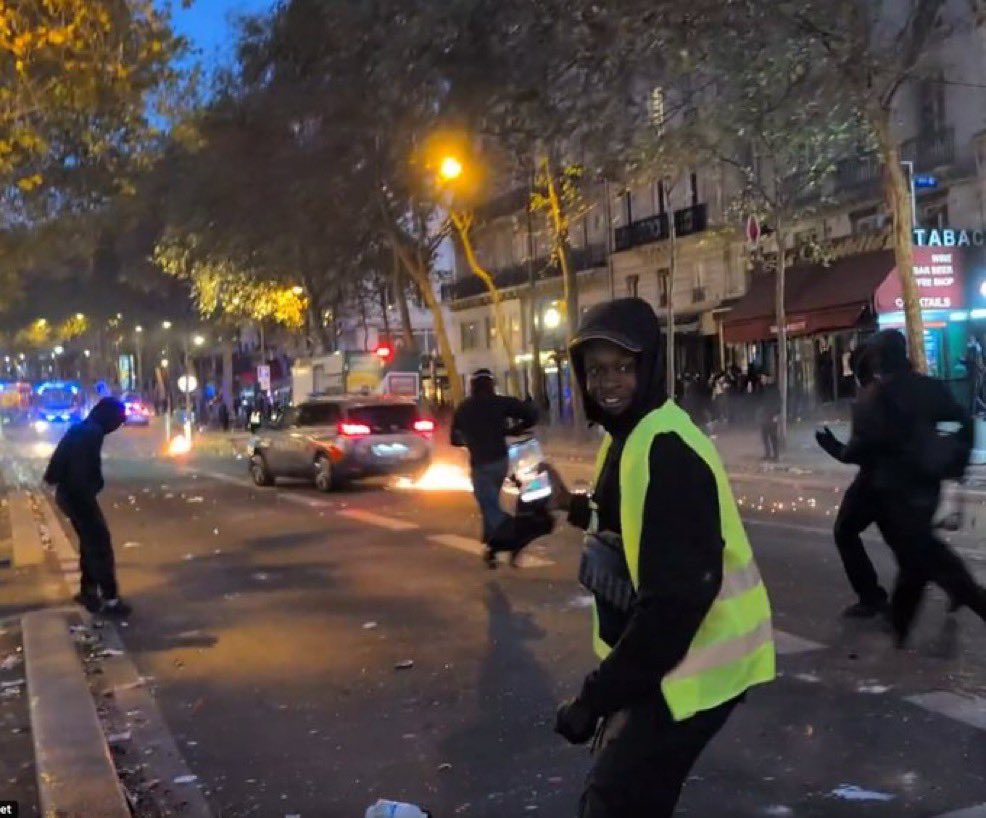 NiohBerg's tweet photo. Elon Musk bought Twitter in 2022, and that's the only reason you're even aware that France is a warzone tonight.

Legacy media describes it as "scuffles" and "cost of living protests".

They're lying to everyone's faces.

You and I are the media now. https://t.co/l3Op6pyUUB