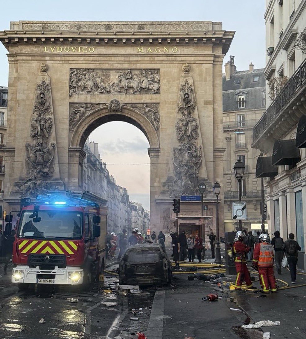 NiohBerg's tweet photo. Elon Musk bought Twitter in 2022, and that's the only reason you're even aware that France is a warzone tonight.

Legacy media describes it as "scuffles" and "cost of living protests".

They're lying to everyone's faces.

You and I are the media now. https://t.co/l3Op6pyUUB