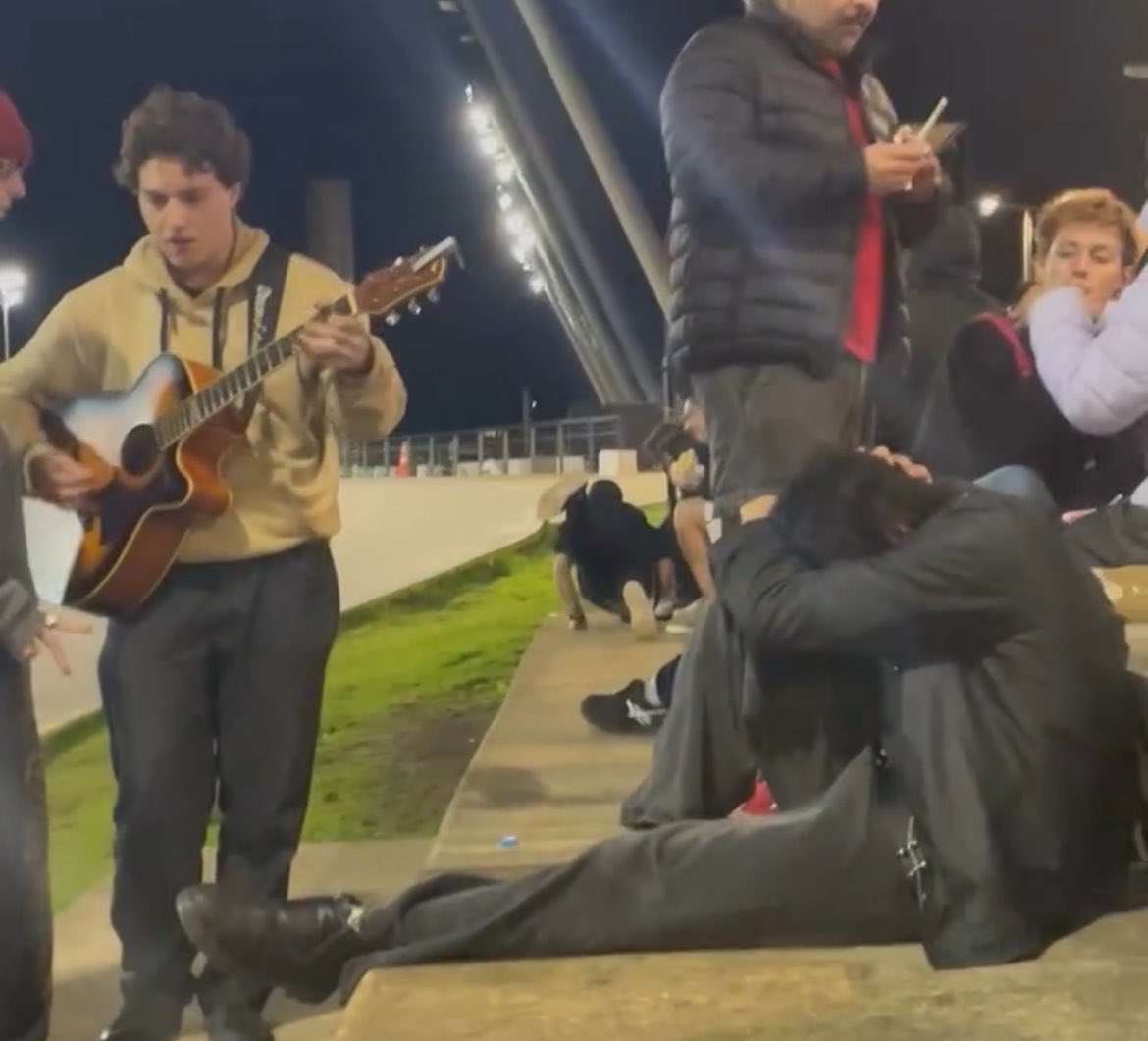 sallysushi666's tweet photo. seu guarda eu nao sou vagabundo nao sou delinquente sou um cara carente dormi na praça pensando nela https://t.co/sWFR2OB5BR