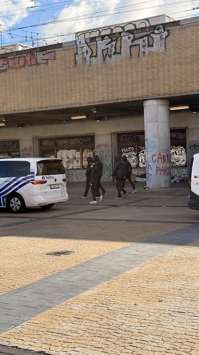 zachychou's tweet photo. @zolchiwa Jtj il passait trop incognito le batard jusqu’à ce que je vois qu’il parle strat avec des robocops https://t.co/gHMu3ZZnme