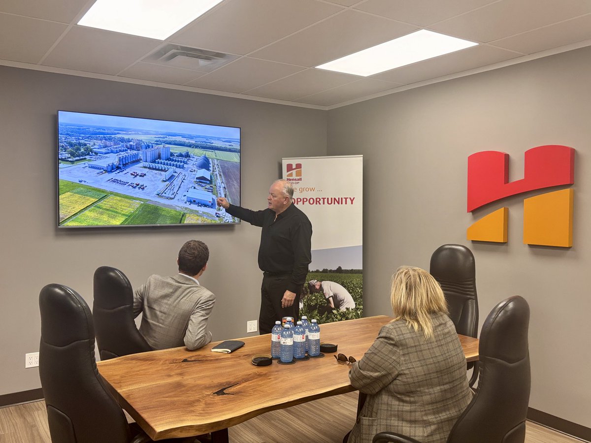 LisaThompsonPC's tweet photo. Thank you @samoosterhoff for visiting @HDCGrain during #COOPWeek to see how an (almost) 100 year cooperative has proven how farmers working with farmers can achieve global market success while continuing to innovative to gain access to even more markets & new opportunities ! #Proud