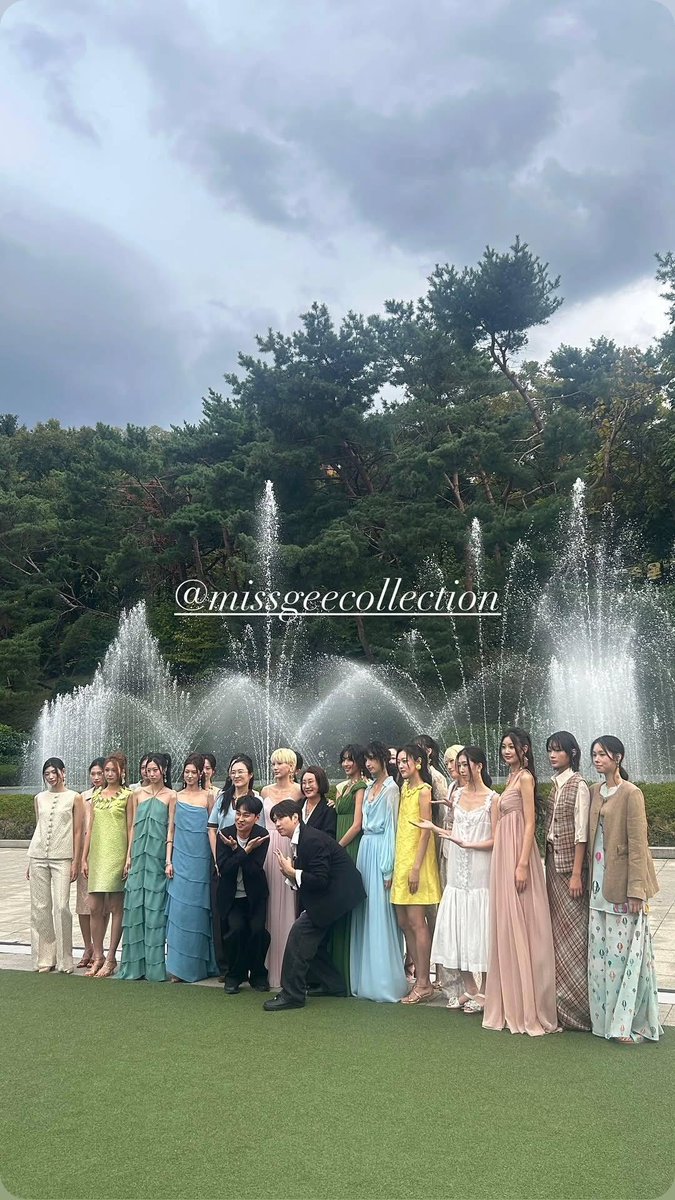 pipipopo0202's tweet photo. ユンソちゃん更新です☘️
今日は「MISS GEE COLLECTION 2027 S/S FASHION SHOW」に出演したユンソちゃんの集合写真です💖㊗️👏
今回のランウェイ、今を楽しみ幸せそうな表情のユンソちゃんが印象的でしたね🥰
ユンソちゃんIG🍀
https://t.co/bCRNRvgqI9
#김윤서 #キムユンソ #KimYunseo
#esteemmodels https://t.co/0ab6XlZLzt