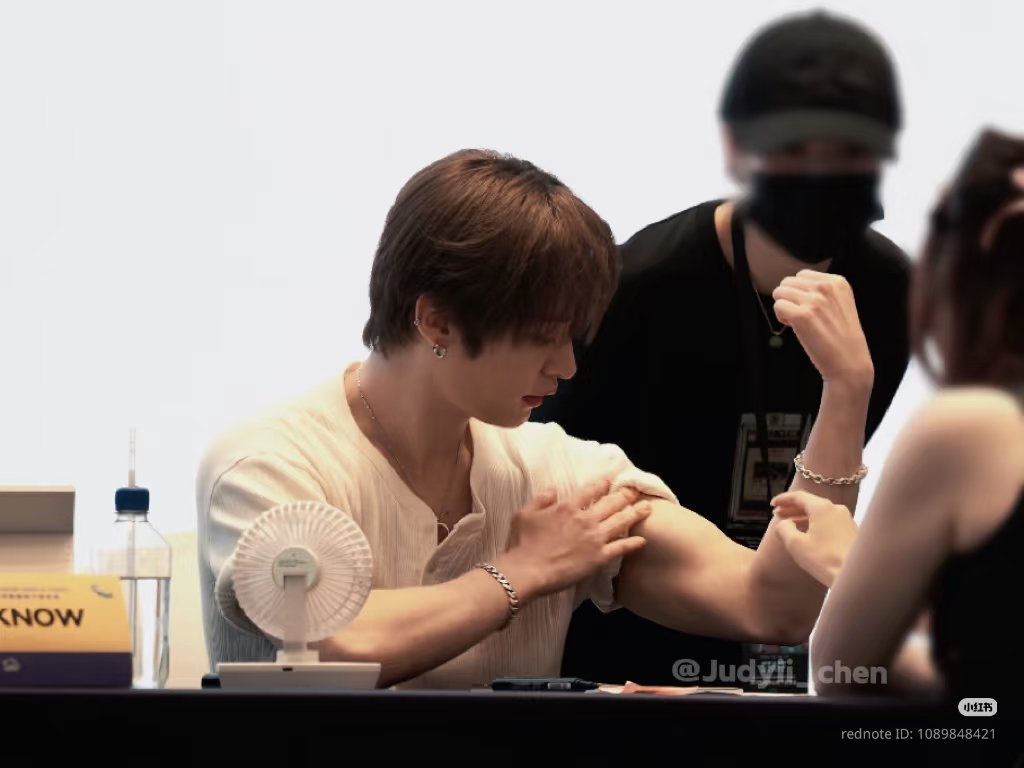 MlNHORIZON's tweet photo. LEEKNOW YOU INSANE NAMJA... https://t.co/ZhsZDfHcUY