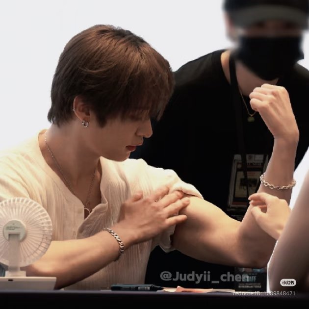 MlNHORIZON's tweet photo. LEEKNOW YOU INSANE NAMJA... https://t.co/ZhsZDfHcUY