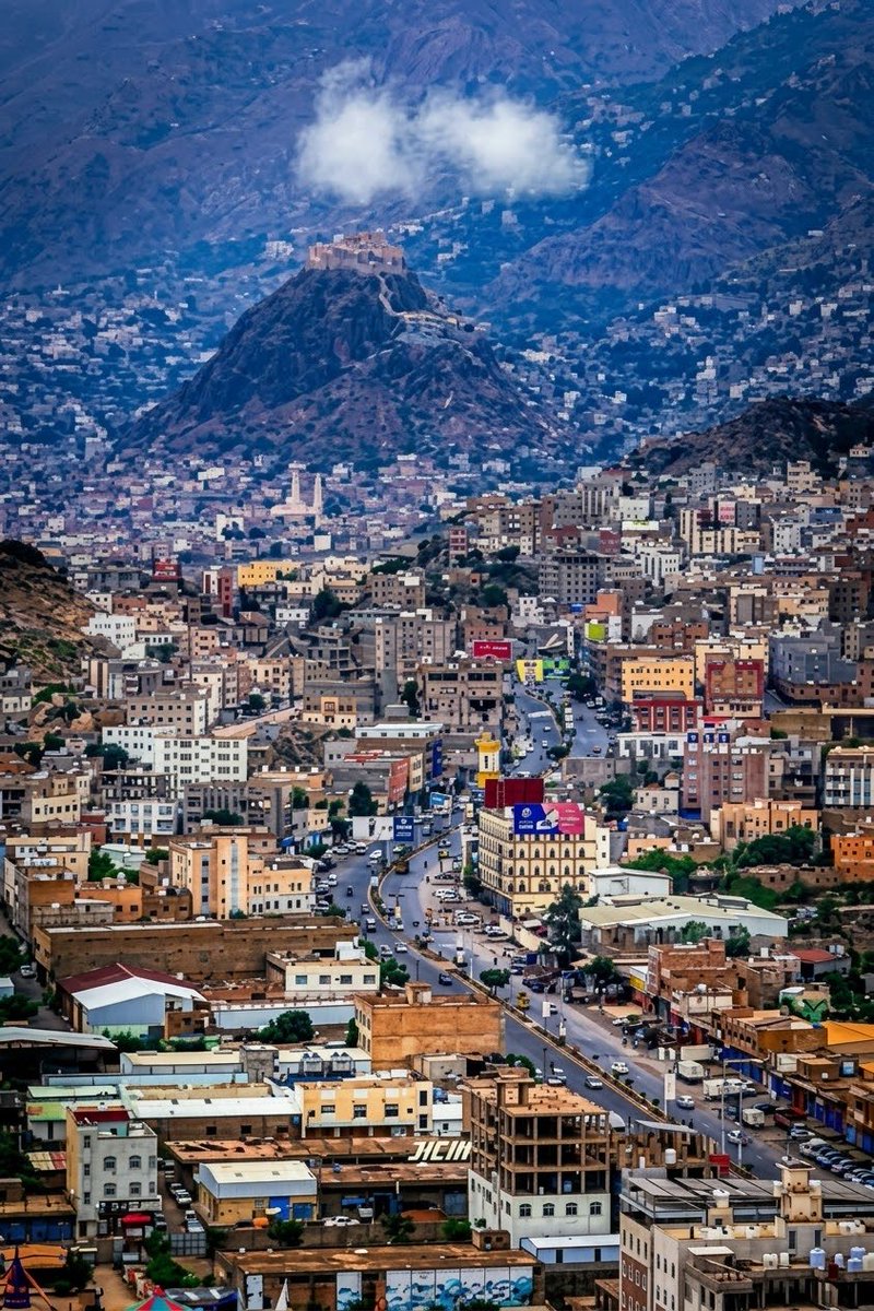 alsuulaiman's tweet photo. الحوثي يسعى للسيطرة على واحدة من أهم المدن اليمنية استراتيجياً وكثافة وإذا سقطت فسيتجاوز الحوثي فرض سيطرته على باب المندب و يصبح الطريق مفتوح أمامه نحو عدن عاصمة الحكومة المؤقتة حينها لن يكون السؤال أين سيتوقف الحوثي..
بل هل تملك حكومة العليمي القوة لمنعه من الوصول إلى عدن؟ https://t.co/Ql0xuhSIWP