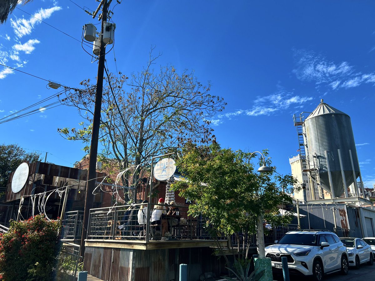 BlueStarComplex's tweet photo. What a gorgeous weekend to come out to shop, sip &amp; eat at Blue Star Arts Complex! 🌞🍂 https://t.co/S1xIIzHe7J
