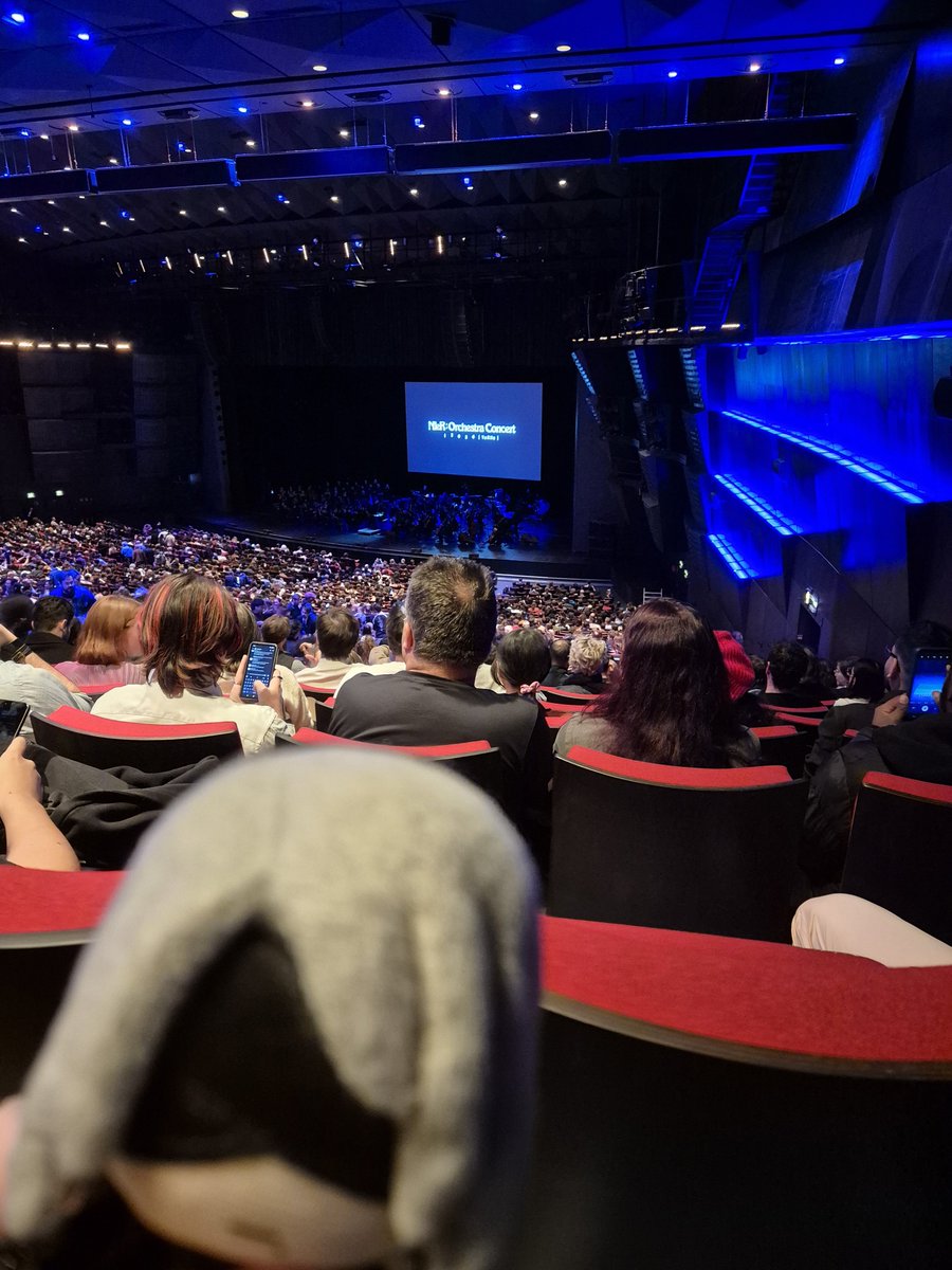 nicolasvallois1's tweet photo. Encore un excellent concert😭🙏Merci l'orchestre, Eric Roth, Emi Evans et Nicole J'Nique pour votre performance incroyable,je ne regrette jamais d'être venu à un concert NieR🥹(Emi I really tried to buy one of your signed albums but it was already sold out,CONGRATS!) #NieRConcert https://t.co/RqEwxxC4OI