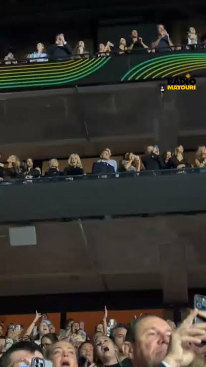 NguruPewul's tweet photo. His country is burning down while he is screwing around at a Celine Dion concert. https://t.co/d7T5uXhZEZ