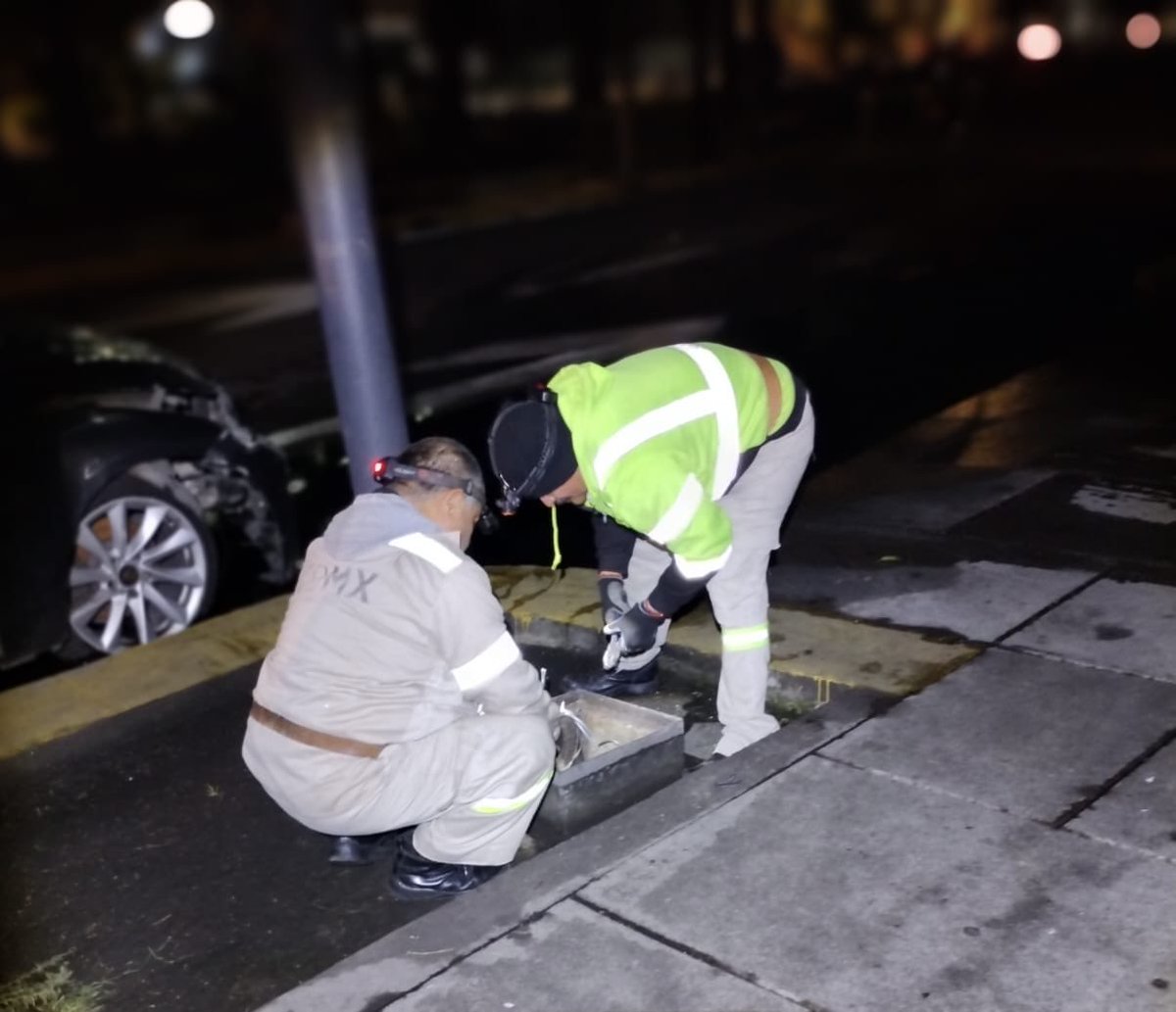 SOBSECDMX's tweet photo. @atmxonline Buena tarde. La solicitud ya fue atendida por personal operativo de la #SOBSE.
Agradecemos su reporte y compartimos evidencia fotográfica de la atención realizada.
#LaSOBSETrabajaParaTuComunidad
@GobCDMX https://t.co/NUbO8FhF1Z
