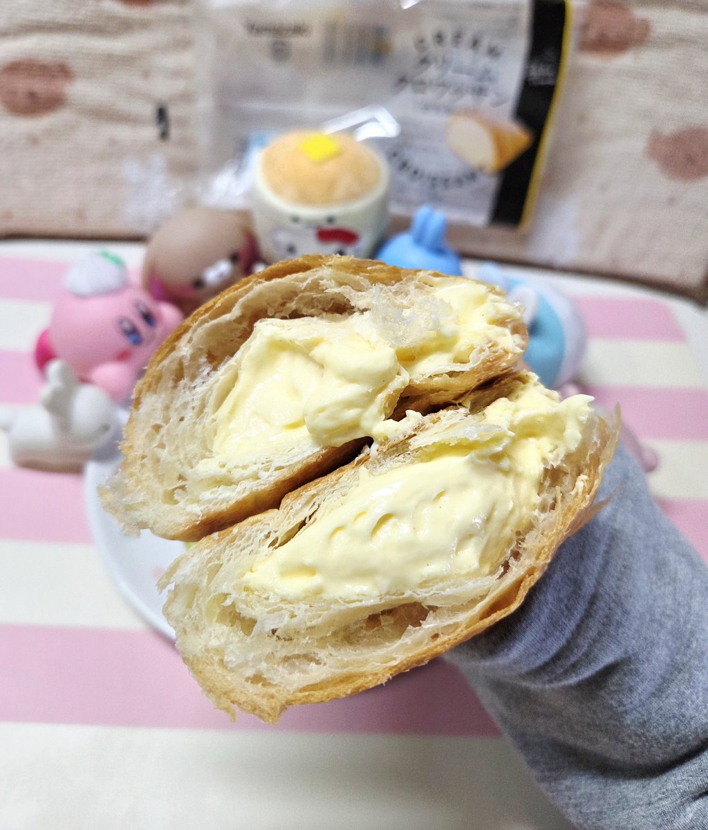nemu_pyonpyon's tweet photo. おはよう～
13時からお仕事です、
ヤマザキさん
クリーム
クロワッサン
［カスタード］♡
要冷蔵なので、
スイーツ売場にありました(^^)

ふんわりクロワッサンに、
なめらかカスタードクリーム✨
おいしい～(>ᴗ<)💕 https://t.co/F6Y2TuegDM