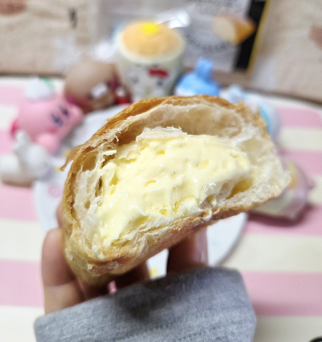 nemu_pyonpyon's tweet photo. おはよう～
13時からお仕事です、
ヤマザキさん
クリーム
クロワッサン
［カスタード］♡
要冷蔵なので、
スイーツ売場にありました(^^)

ふんわりクロワッサンに、
なめらかカスタードクリーム✨
おいしい～(>ᴗ<)💕 https://t.co/F6Y2TuegDM