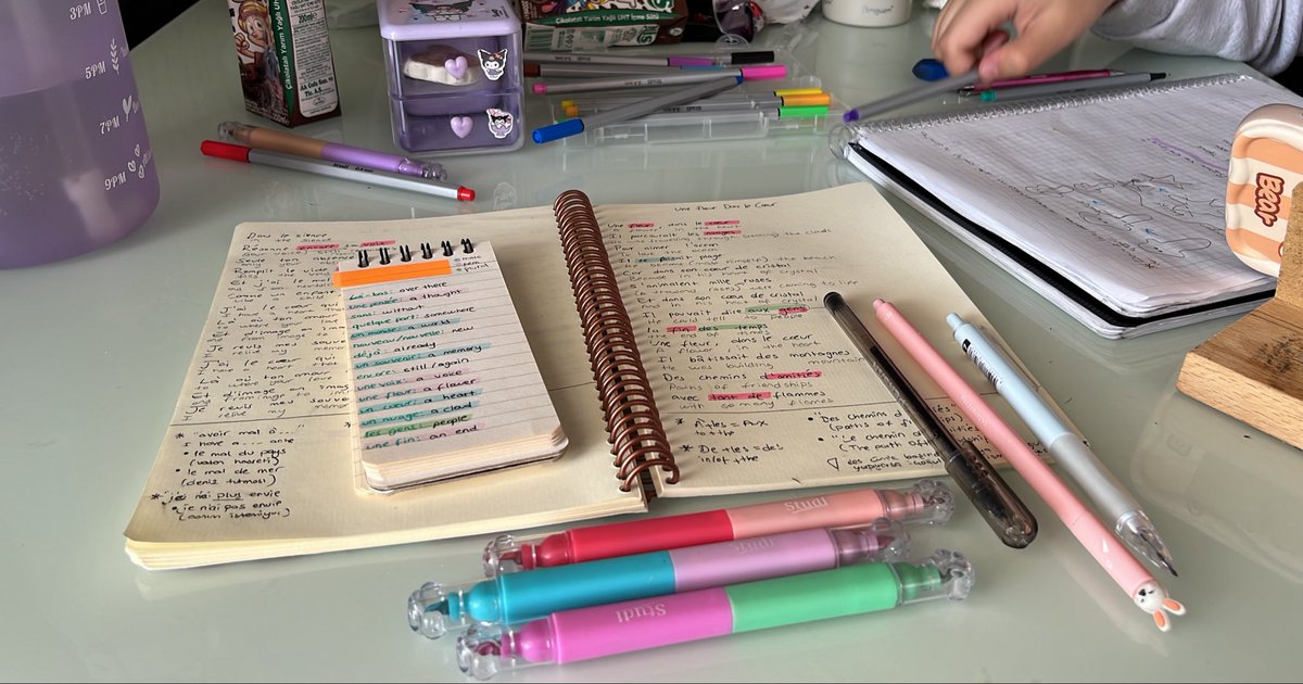 ___ty___yk's tweet photo. studying with lyrics https://t.co/2Mr2sT2H6K