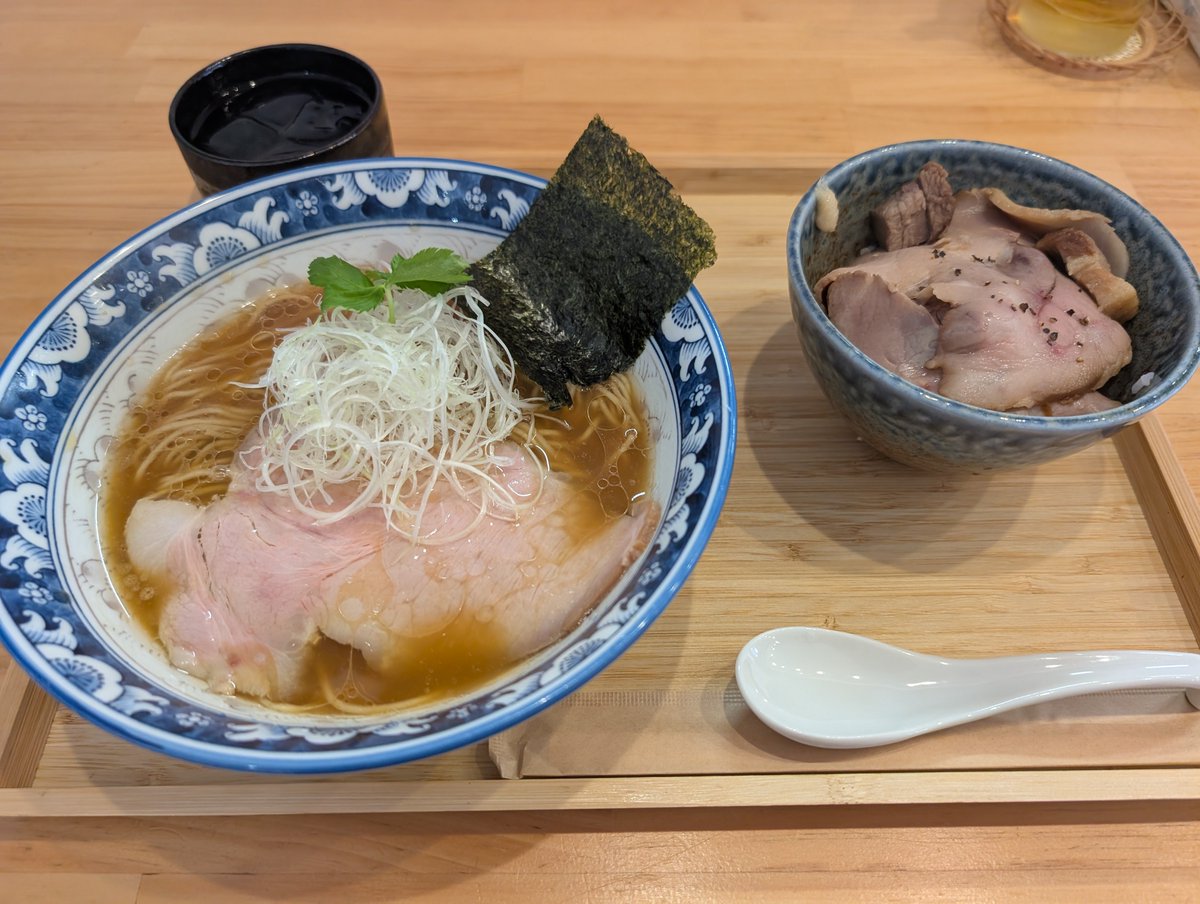 Ramen_SR0102's tweet photo. 風〜Furari〜
埼玉県戸田市美女木1丁目28-6

鴨醤油らーめん
チャーシュー丼

計1,350円

2026/10/16(金)
12時20分着
並びなし
12時26分着丼 https://t.co/0XhHGRBeoF